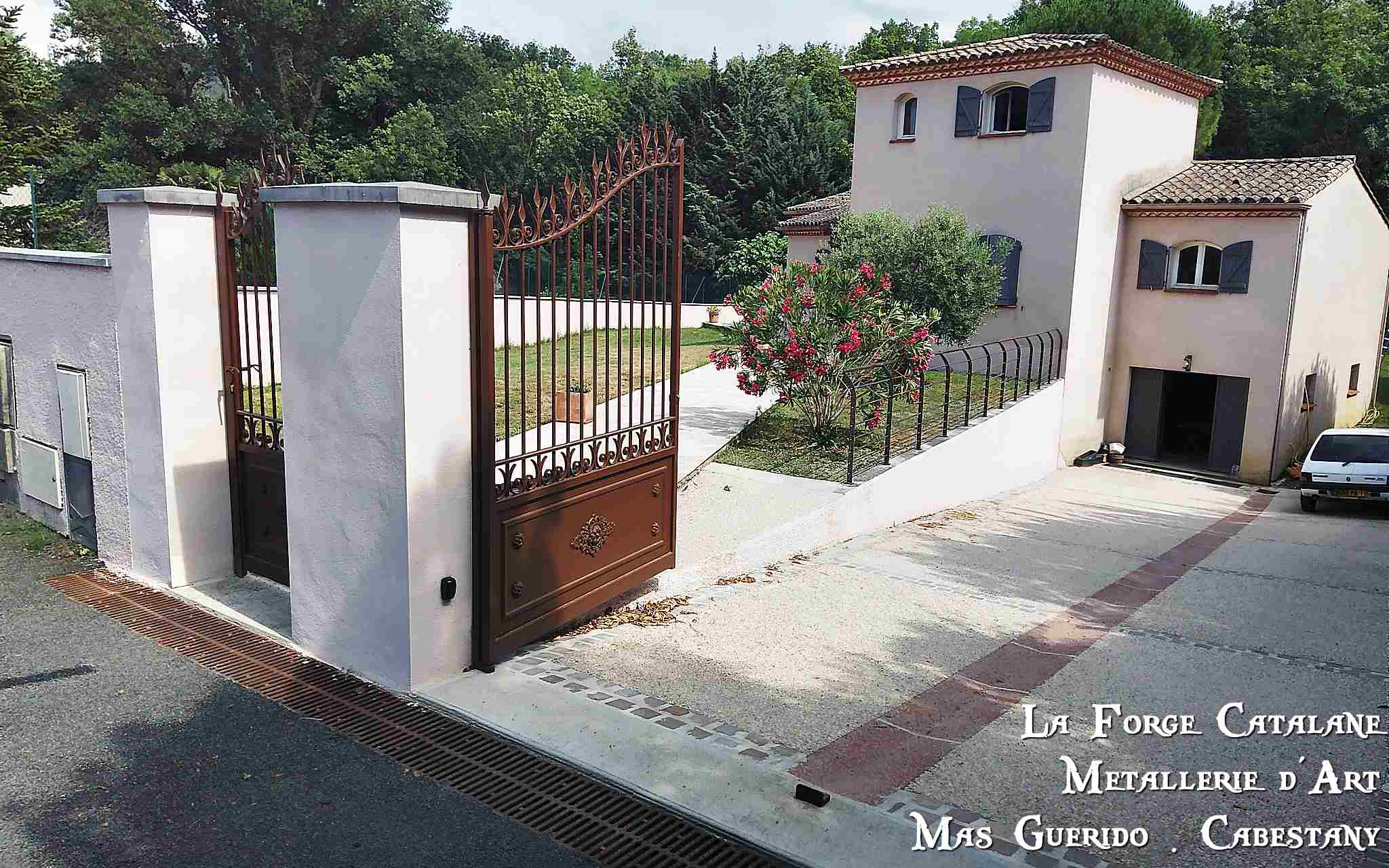 portail 2 vantaux barreaux rond volute flamme forge fer de lance palmette rosace garde corps lisse horizontale main courante deportee la forge catalane.jpg